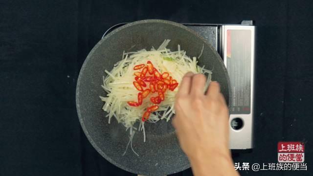 怎样把土豆丝炒的又香又脆？只需一点小技巧，味道比饭店还好吃