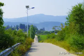 河北横山岭水库的初秋：湖镜飘云入画屏图片