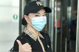身材好就能演少女？65岁刘晓庆T恤穿出丰满感，腿干瘦腰却有点粗图片