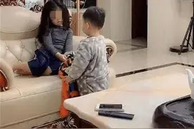 “混得最差的二胎”火了，兢兢业业服侍姐姐，动作太娴熟了图片