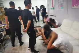 延边州警方破获一起利用“德州扑克”筹码聚众赌博案，现场抓获16人图片