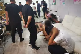 延边州警方破获一起利用“德州扑克”筹码聚众赌博案，现场抓获16人图片