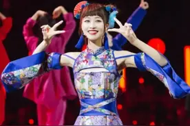 30岁蓝盈莹实力演绎复古“萝莉”风 不仅能跳会唱 穿搭也很飒图片