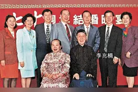 他超越李嘉诚，成香港首富，身价千亿，弟弟却住60平老屋，为啥图片