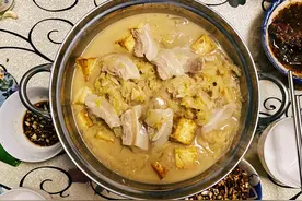 东北风味酸菜汆白肉，酸汤鲜美，不油不腻，好吃好做只需4步图片