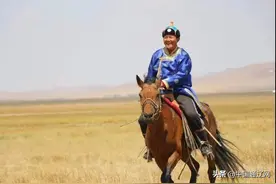 草原赛马精彩瞬间图片