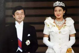 这俩王室婆婆强势且基因强大，眯眯眼香肠嘴，儿媳再漂亮也没用图片