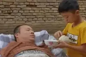 河南十岁男孩养活瘫痪父亲，摘辣椒每天挣7块钱，孝心感动网友图片