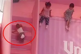 “穿纸尿裤滑滑梯”的宝宝火了，高处迅速滑落，网友：捏了把冷汗图片
