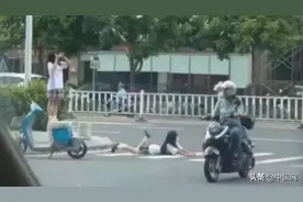 广东俩未成年女孩趴在斑马线上拍照，官方通报图片