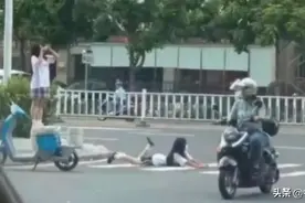 广东俩未成年女孩趴在斑马线上拍照，官方通报图片