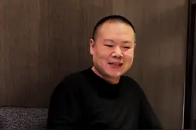 岳云鹏手术成功后报平安，顺利切除脂肪瘤，录节目一度疼到没法坐图片