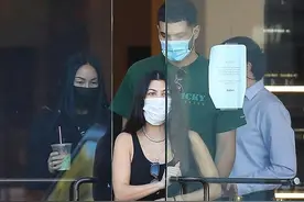 41岁卡戴珊大姐恋爱心情好，带俩鲜肉男模逛街，忙化妆准备过节图片