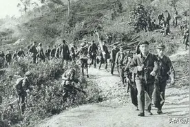 越南老太婆突然扔手榴弹，我军冲锋枪扫射，当场毙杀2人图片