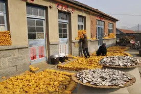 中年男子与朋友聚餐，与女子一见钟情，回家就要和结发妻子离婚图片