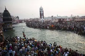 去印度旅游，游客买街头冰棍吃，导游却抢过去扔进垃圾桶，为什么图片