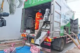 三亚农村“厕所革命”出新招！移动式环保抽粪车开入寻常百姓家图片