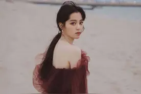 演员欧阳娜娜沙滩图片，风景美，人更美，欧阳娜娜真是仙气十足图片
