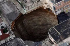 全球最"恐怖"的天坑，在市区突现，15人丧生坑底，达90米之深图片