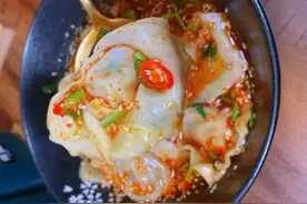 “酸汤馄饨”的做法分享，这样做馄饨酸辣爽口，好吃到汤汁都不剩图片