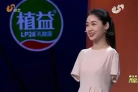 女孩9岁失去双臂，台上演唱一首《隐形的翅膀》感动全场观众图片