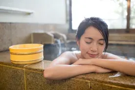 冷空气又来袭，“泡温泉”真香，医生却提醒这些人不适合！图片