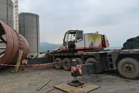 老款中联130吨吊车，以小充大，当260吨使用，转台怼烂，油缸干断图片
