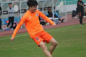 在山东鲁能泰山队的右边后卫的位置上，有谁能撑起右路走廊图片