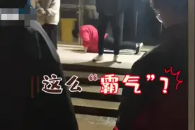 好大的官威！学生会干部插兜向淋雨同学训话，罚一人做俯卧撑图片