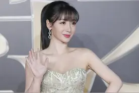 微博之夜柳岩性感抹胸礼服图片