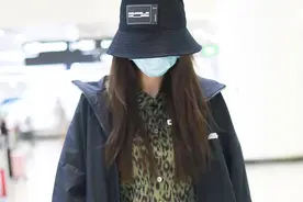 Baby穿豹纹短裤秀长腿，低调乖巧玩手机图片