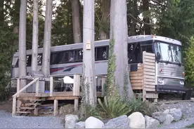 夫妻俩低价买下1975年报废大巴，短短一个半月，将27㎡空间变成家图片