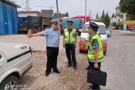 汉中交警一大队联合运政查获一处货车非法改装“黑窝点”图片