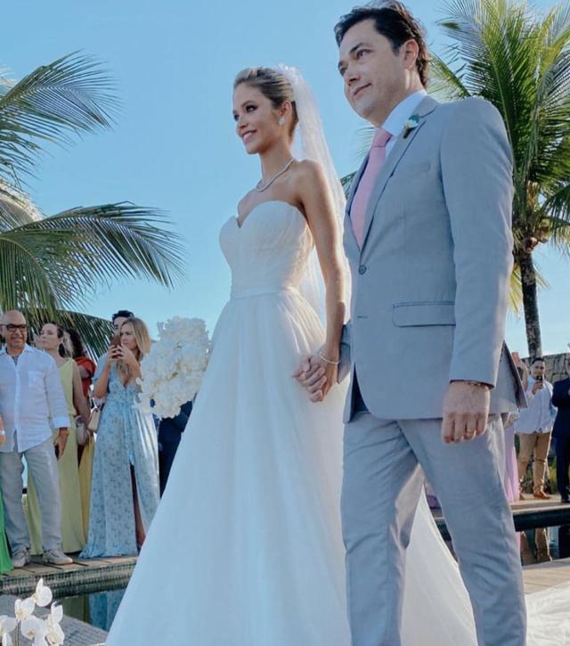 卡卡老婆婚内出轨(37岁卡卡与23岁模特大婚10岁儿子8岁女儿送上婚戒