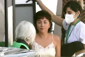 ladygaga素颜像没睡醒，面容憔悴肿成包子脸，不顾女神形象撩裙子图片