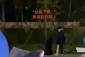 潍坊高校：女大学生向男友下跪，男生全程在抖腿，网友破防了图片