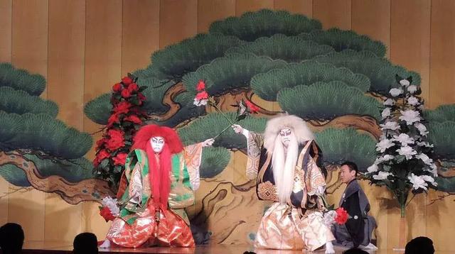 他将人脸变成镜子，映射出全世界的虚拟与真实