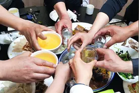 一瓶啤酒相当于多少白酒，怎么喝才算公平？很多人不知道，涨知识图片