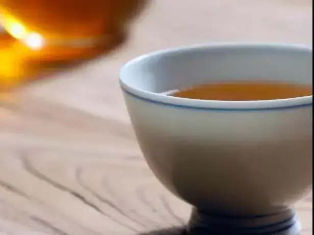 温水闷泡、坐杯、慢出水，伪装劣质白茶的三种方式