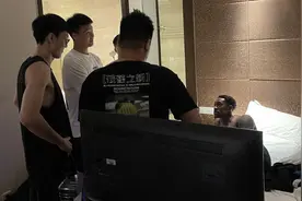 马尚跟腱断裂后，赵睿深夜痛哭，拥抱重伤队友：要帮你赢得总冠军图片