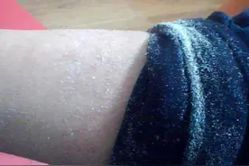 脱秋裤掉一腿白屑？可能是你洗澡方式有问题图片