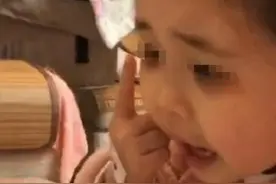 5岁女孩走红网络，指着黑眼圈恳求弟弟睡觉，网友：画面真温馨图片