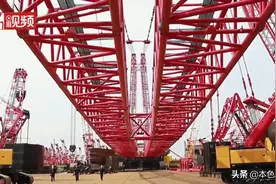 霸气！地球上最强4000吨履带起重机于山东完成首吊，牛图片