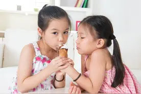 双女家庭最幸福？父母表示：三方面压力太大，宁愿要个儿子图片