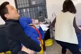 湖南小学生疫苗接种现场一片混乱，网友：终于知道为啥要家长去了图片