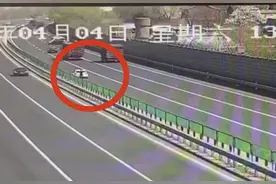 女子高速公路上拦车问路  私家车躲避不及剐蹭大货车图片