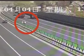 女子高速公路上拦车问路  私家车躲避不及剐蹭大货车图片
