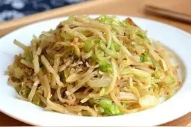 饼还能炒着吃？推荐包菜炒饼丝做法，能当主食又能当菜，太好吃了图片