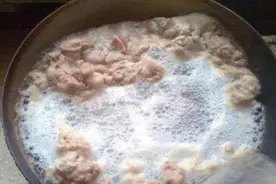 “肉类”焯水时，很多人放错了水！难怪腥味越煮越重，还很脏图片