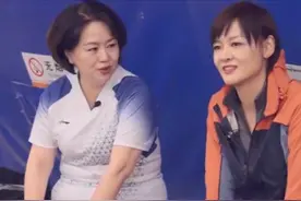 55岁鞠萍姐姐自嘲腰太粗，为了观众37年不换发型，二婚寻得真爱图片